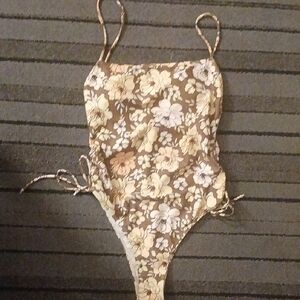 NWT CINCHED SIDES, ADJUSTABLE STRAPS, MIN.COVERAGE PADDED TOP SZ.M FOREVER 21